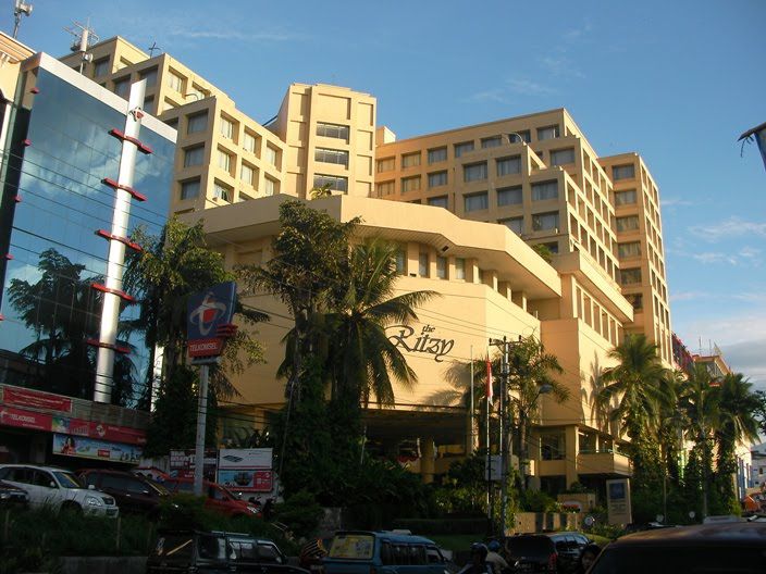 Aryaduta Manado Esterno foto